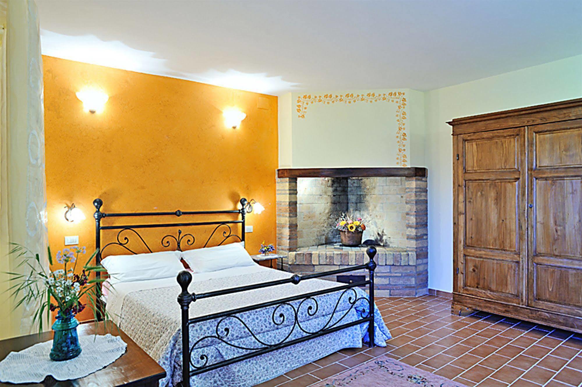 Agriturismo La Buca Di Bellugi Farm stay *